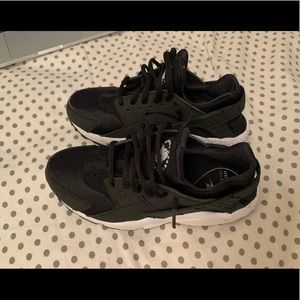 Women’s black Nike Huaraches